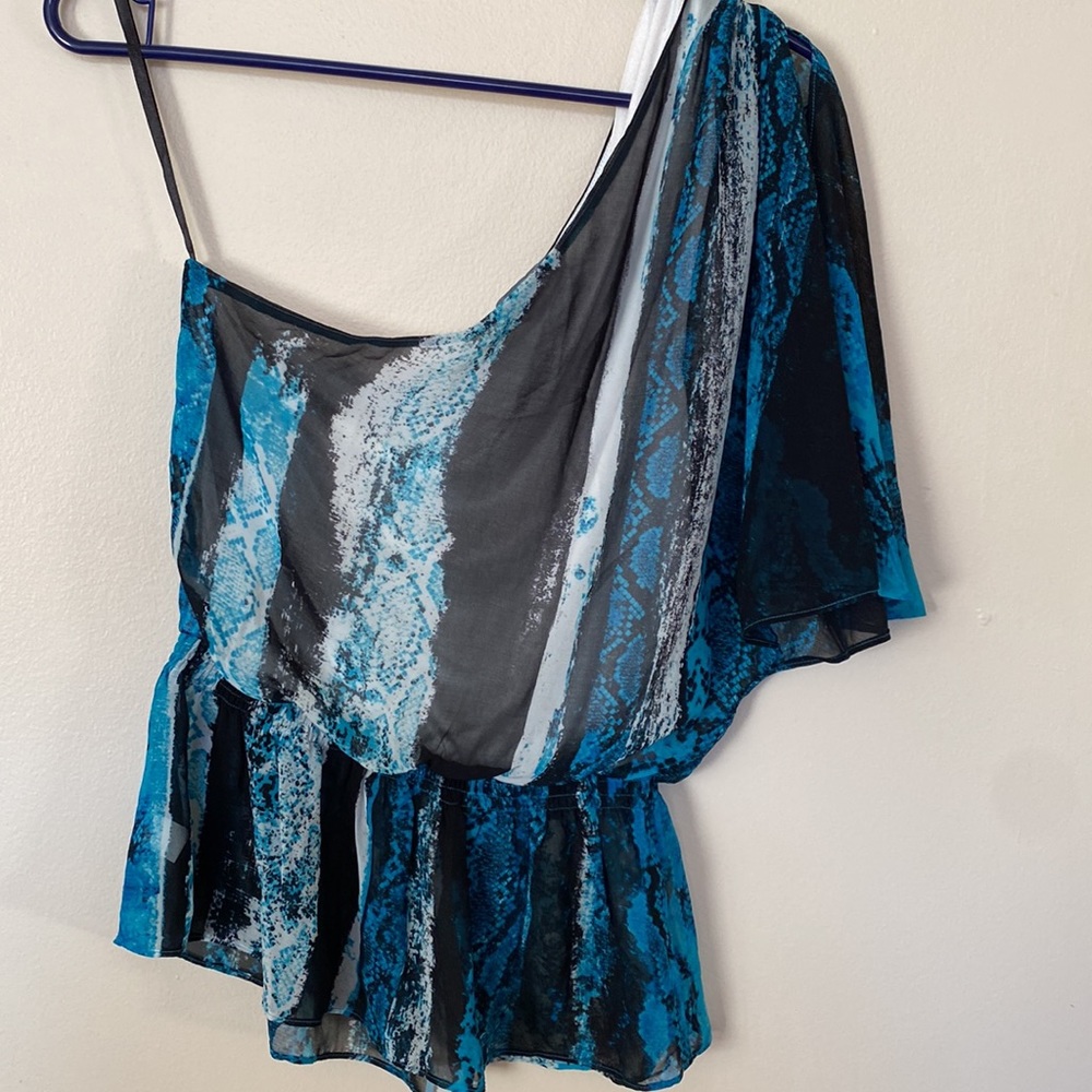 One shoulder Ruffle Top - Picture 5 of 5